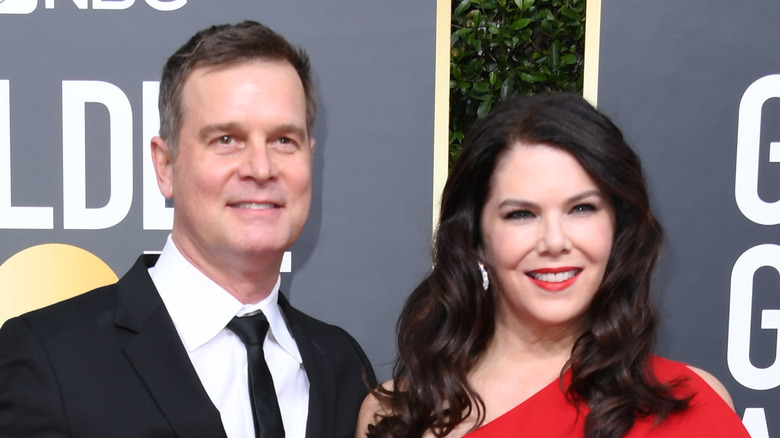 Lauren Graham e Peter Krause sorridono