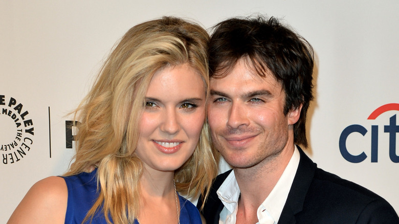 Ian Somerhalder e Maggie Grace sorridono