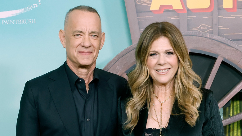 Tom Hanks e Rita Wilson sorridono