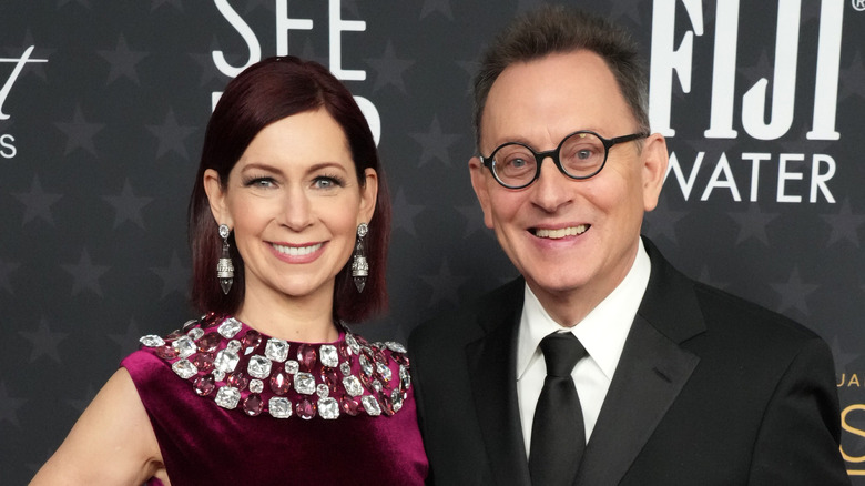 Michael Emerson e Carrie Preston sorridono