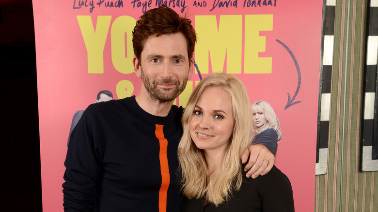 Georgia Moffett e David Tennant sorridono