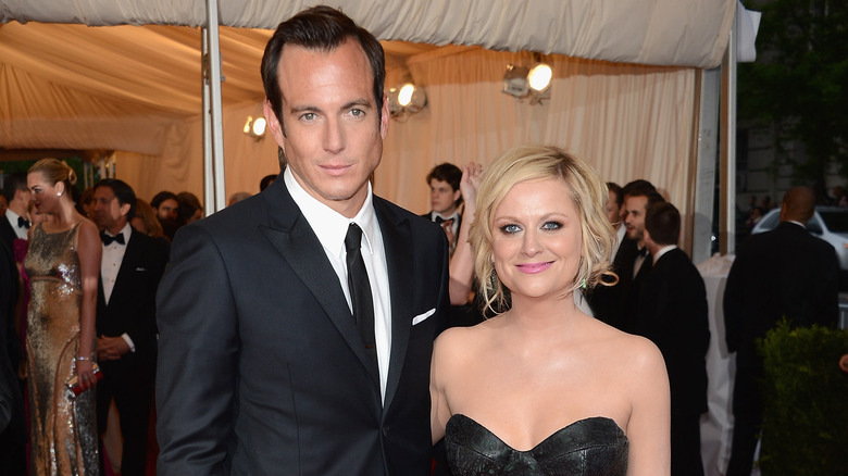 Amy Poehler e Will Arnett sorridono