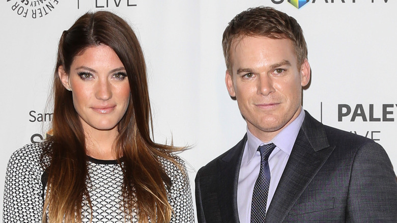 Jennifer Carpenter e Michael C. Hall sorridono