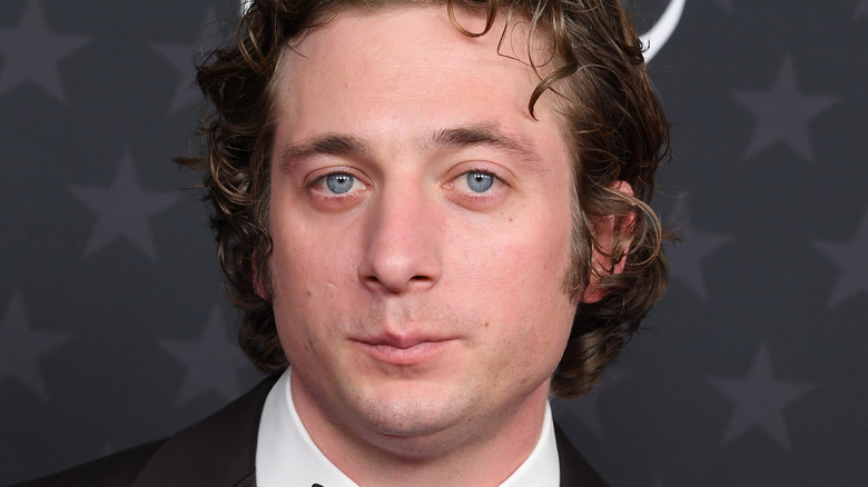 Jeremy Allen White in posa per le telecamere