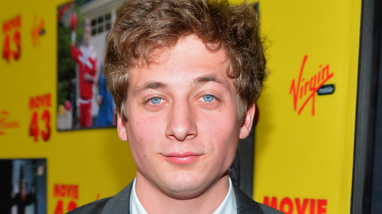 Jeremy Allen White in posa per le telecamere