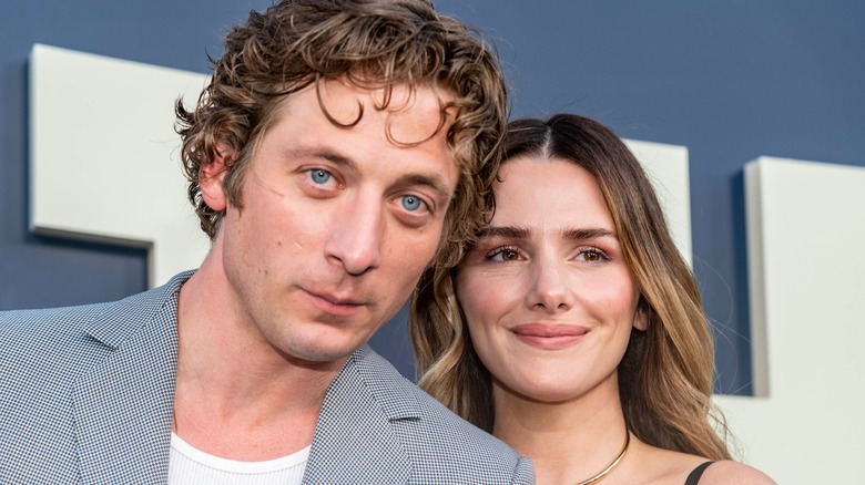 Jeremy Allen White e Addison Timlin in posa