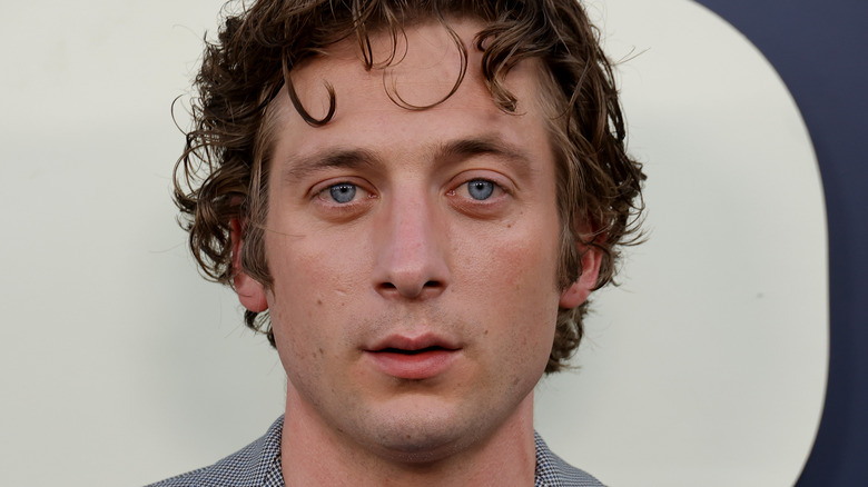 Jeremy Allen White in posa per le telecamere