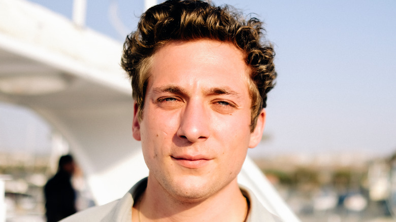 Jeremy Allen White in posa per le telecamere