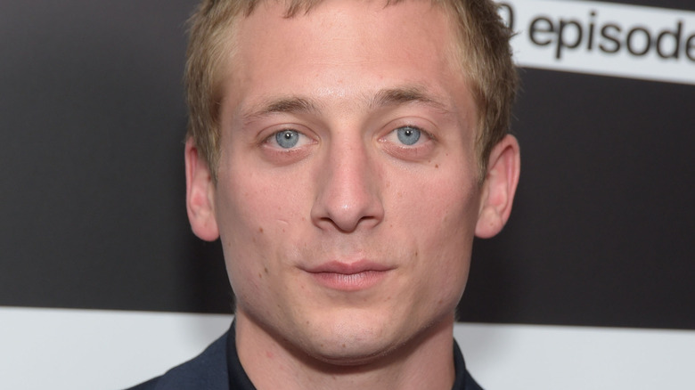 Jeremy Allen White in posa per le telecamere