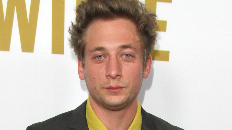 Jeremy Allen White in posa per le telecamere