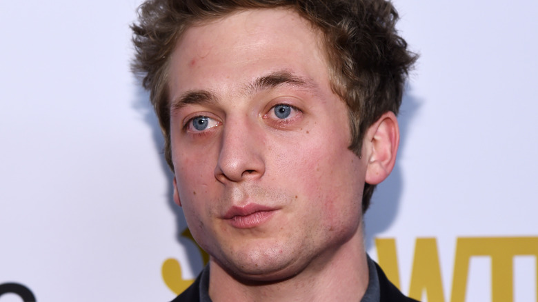 Jeremy Allen White in posa per le telecamere