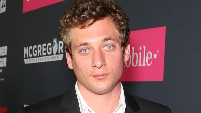 Jeremy Allen White in posa per le telecamere