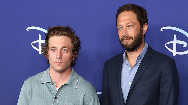 Jeremy Allen White e Ebon Moss-Bachrach in posa