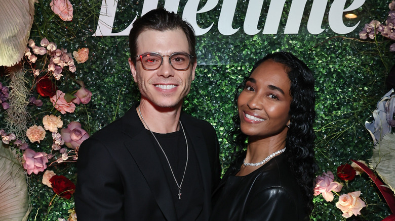 Matthew Lawrence e Chilli posano a un evento