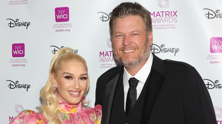 Gwen Stefani e Blake Shelton posano a un evento