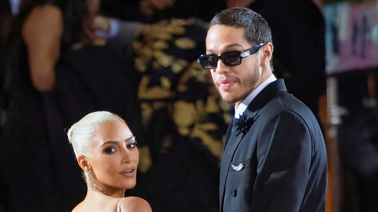 Pete Davidson e Kim Kardashian in posa al Met Gala