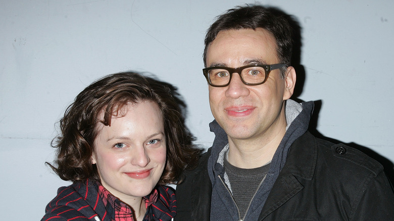 Elisabeth Moss e Fred Armisen sorridono