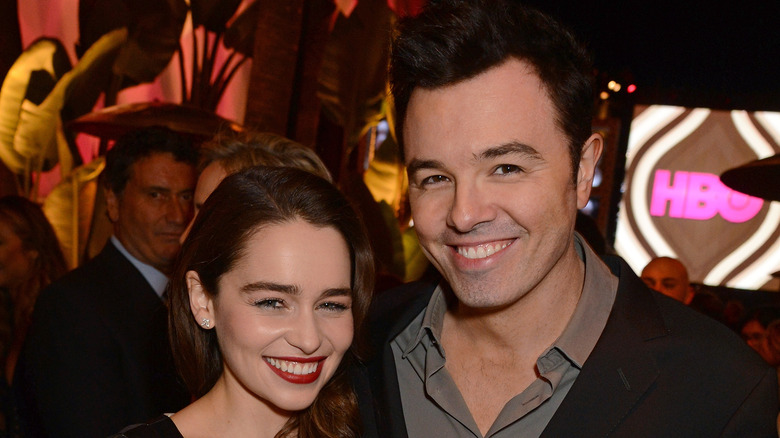 Emilia Clarke e Seth MacFarlane sorridono a una festa