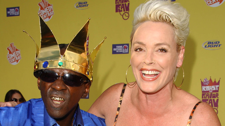 Brigitte Nielsen e Flava Flav posano a un evento