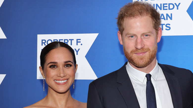 Meghan Markle e il principe Harry in posa a un evento