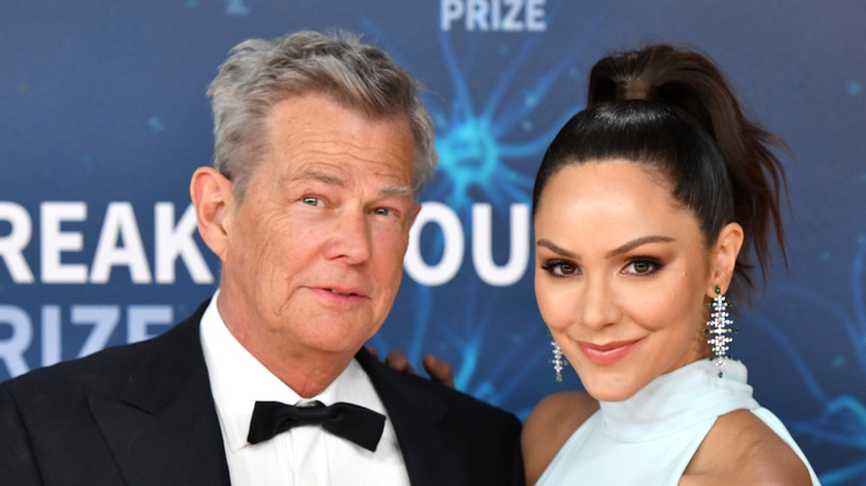 Katharine McPhee e David Foster posano su un tappeto rosso