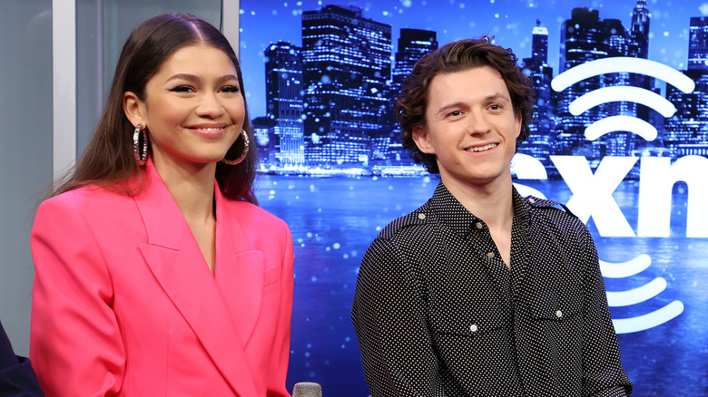 Zendaya e Tom Holland sorridono