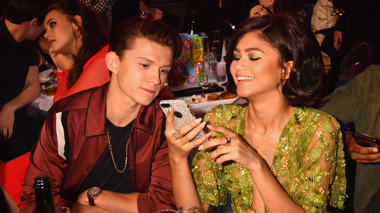 Tom Holland e Zendaya al telefono