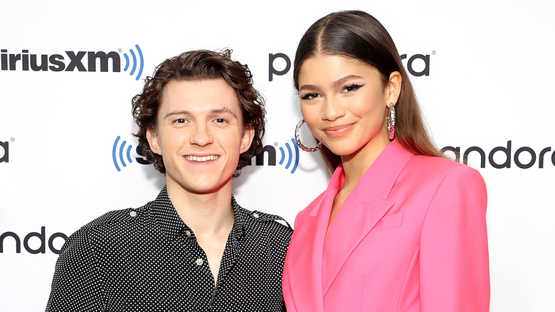 Tom Holland e Zendaya sorridono