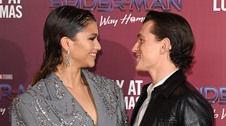 Zendaya e Tom Holland che guardano 