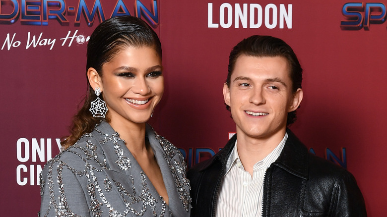 Zendaya e Tom Holland sorridono