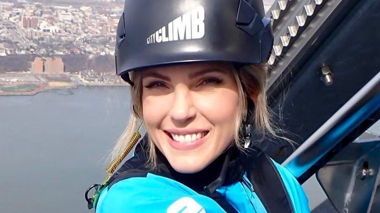 Tessa Carlson si arrampica su un edificio