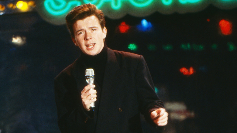 Rick Astley si esibisce negli anni '80