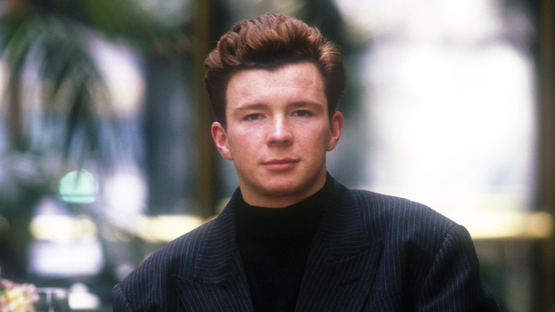 Rick Astley negli anni '90, in posa