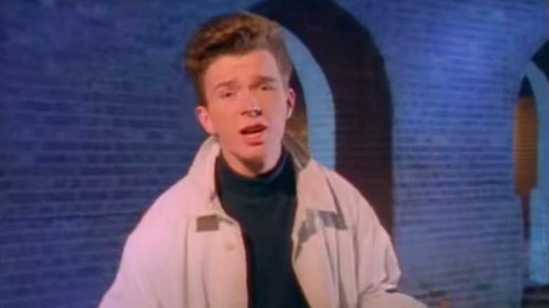 Rick Astley nel video di Never Gonna Give You Up