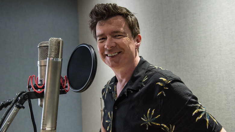 Rick Astley in studio, sorridente