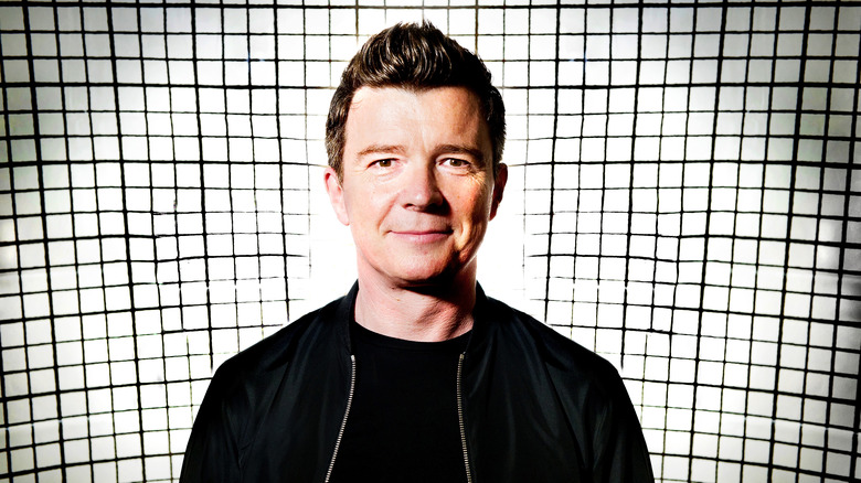 Rick Astley con sfondo a scacchi