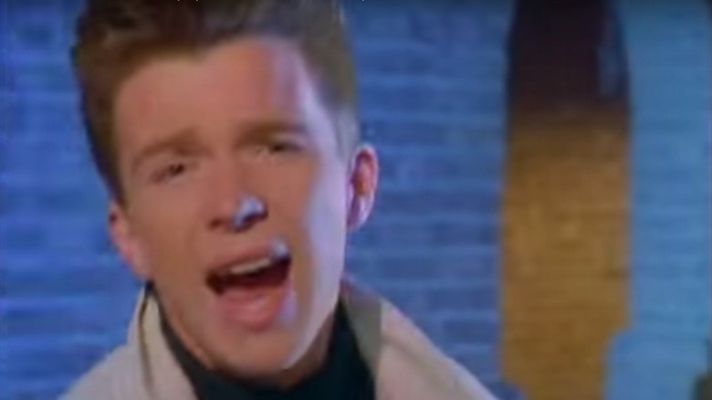 Rick Astley canta