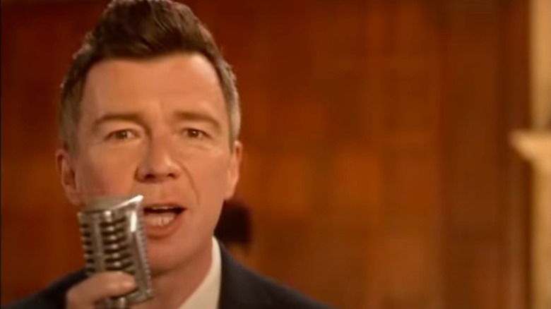 Rick Astley nella parodia del video CSAA