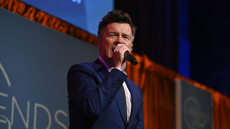 Rick Astley canta