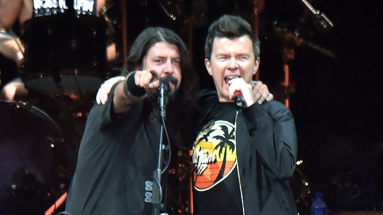 Dave Grohl e Rick Astley si esibiscono