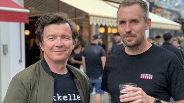 Rick Astley e Mikkel Borg Bjergsø di Mikkeller