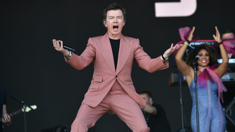 Rick Astley a Glastonbury, eseguendo