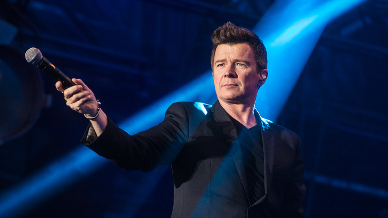 Rick Astley tiene il microfono