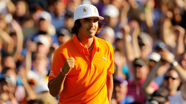 Una folla che acclamava dietro Rickie Fowler