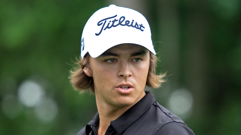 Rickie Fowler distoglie lo sguardo, parlando