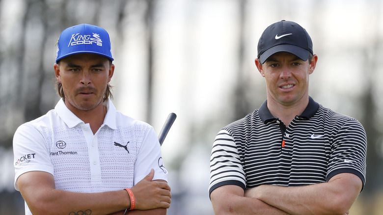 Rickie Fowler accanto a Rory McIlroy, a guardare