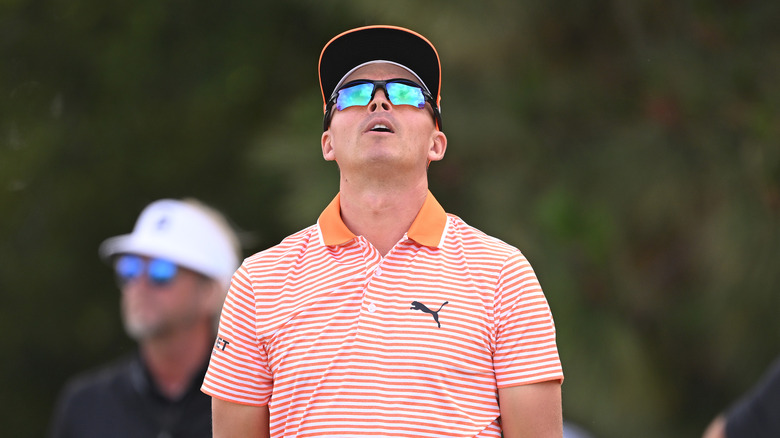 Rickie Fowler che guarda il cielo