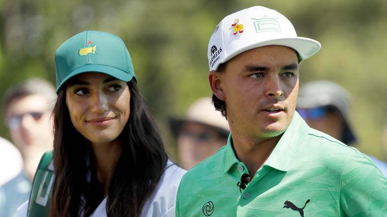 Rickie Fowler e Allison Stokke su un campo da golf