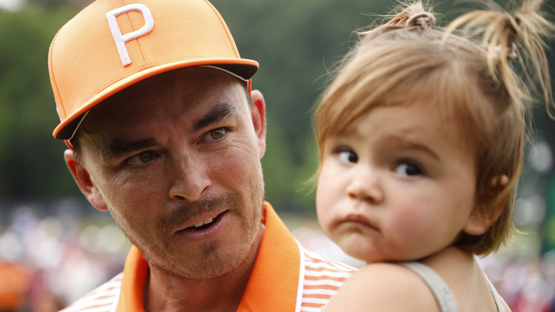 Rickie Fowler guarda sua figlia