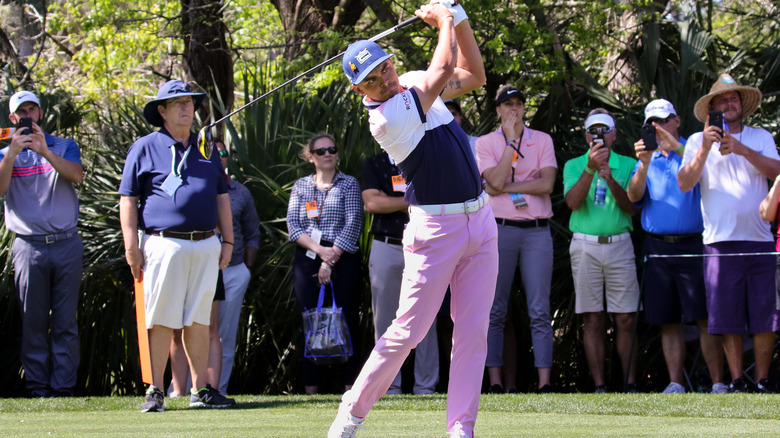 Rickie Fowler gioca a golf con un vestito colorato